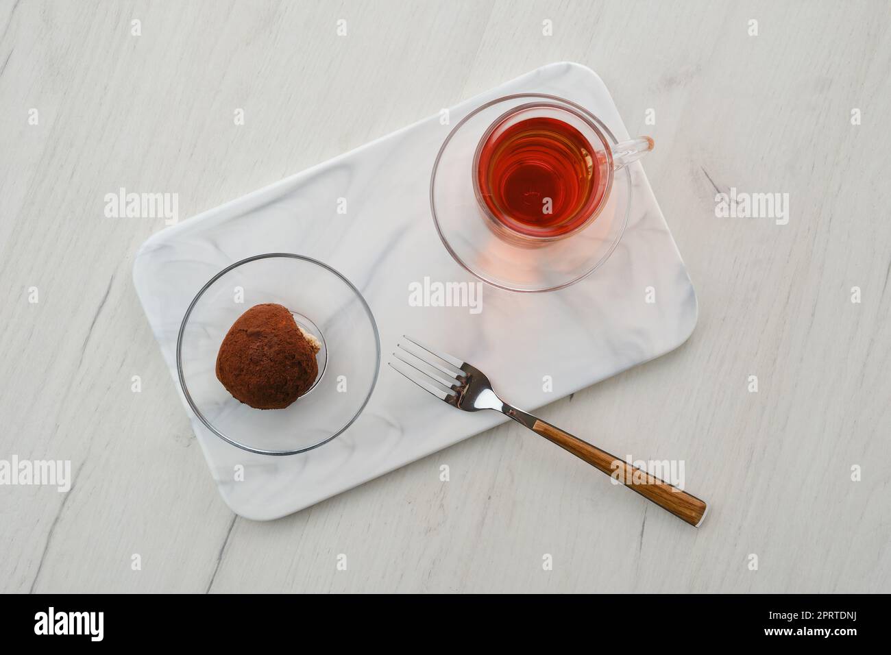 Blick von oben auf Schokoladenteig und eine Tasse Tee Stockfoto