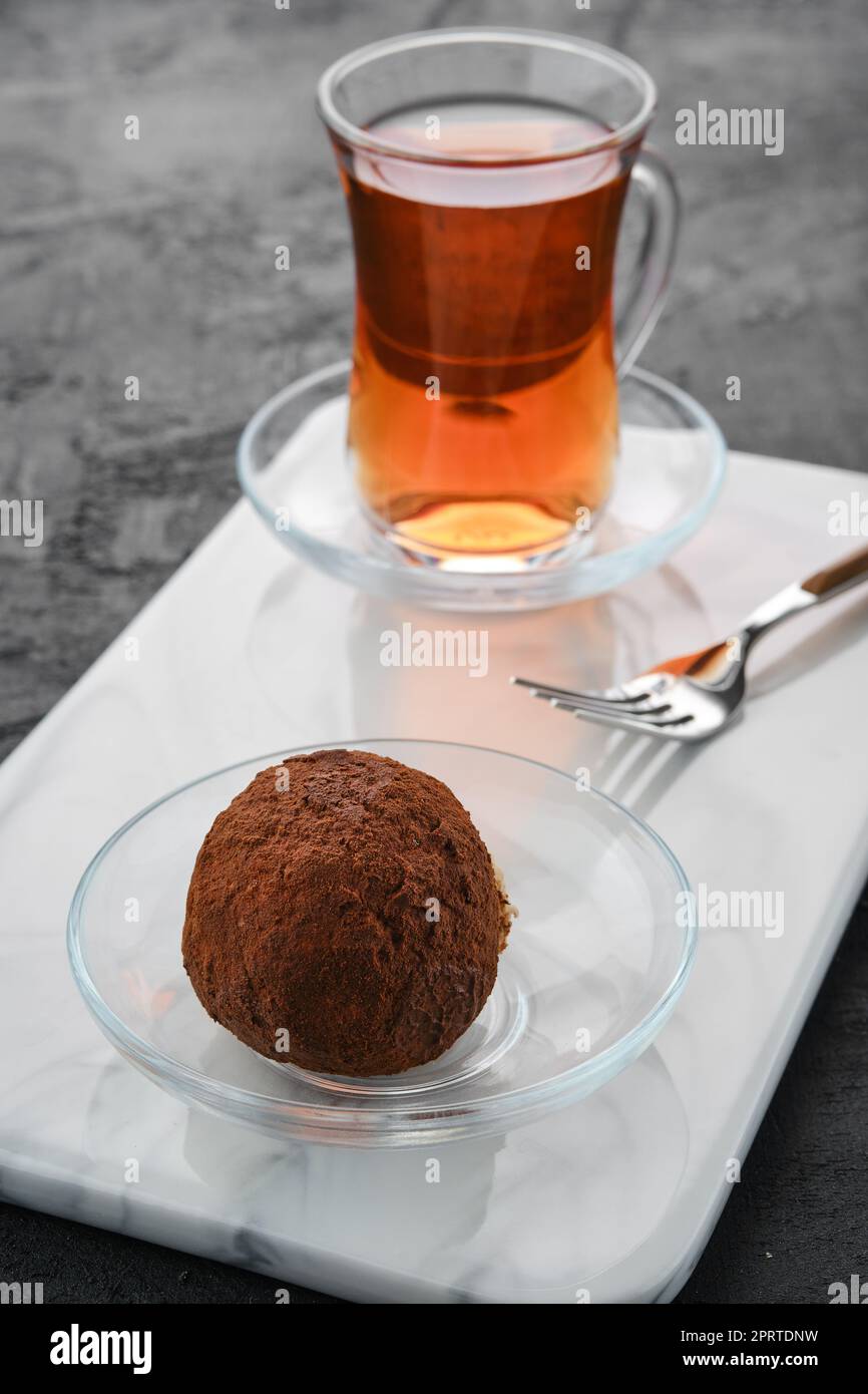 Nahaufnahme von Schokoladenteig und einer Tasse Tee Stockfoto