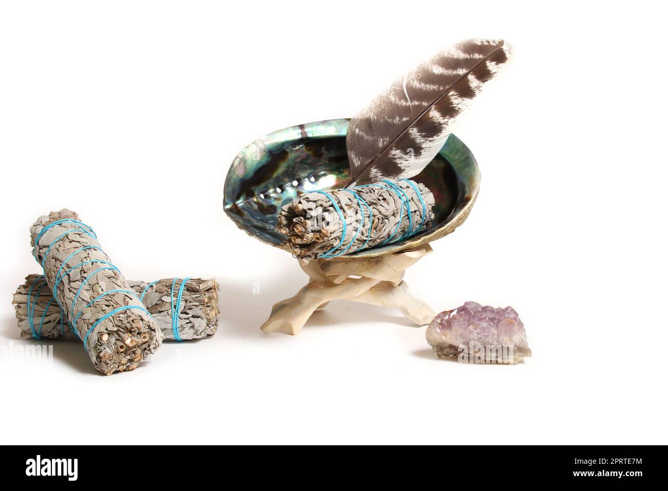 Abalone Shell mit Salbei Incense und Amethyst Stone zur Reinigung und Reinigung Stockfoto