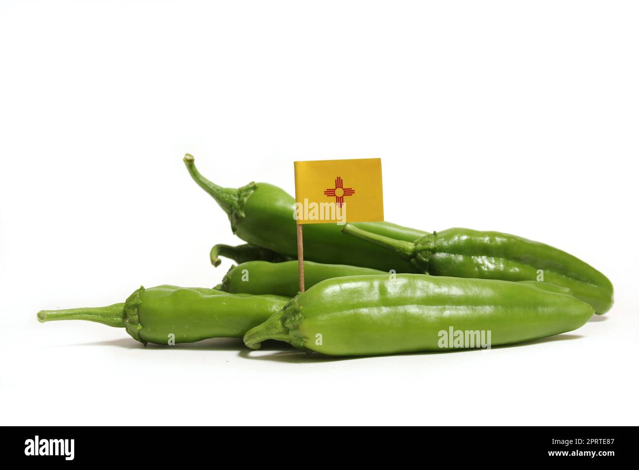 Grüne Chili-Paprika mit der Flagge von New Mexico isoliert auf weißem Hintergrund Stockfoto