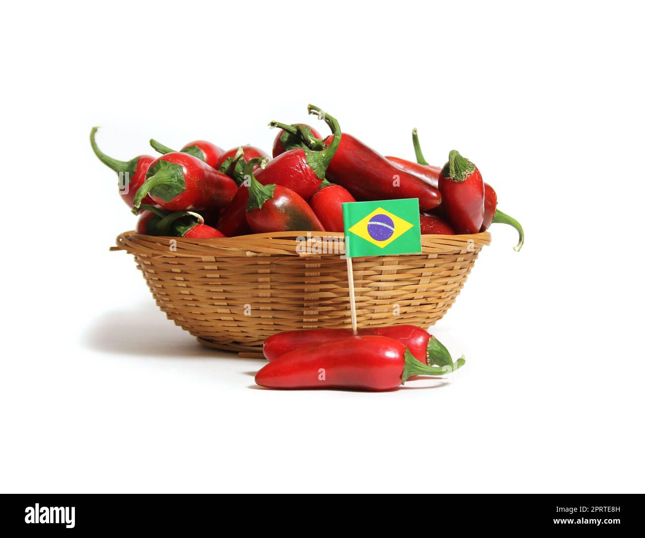 Rote Paprika aus Jalapeno, mit der Flagge Brasiliens isoliert auf weißem Hintergrund Stockfoto