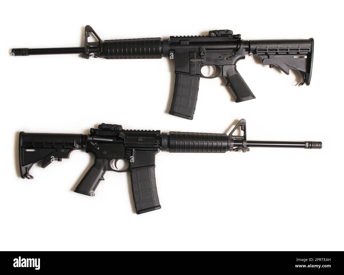 Angriffswaffe vom Typ AR-15 isoliert auf weißem Hintergrund, Seitenansicht links und rechts Stockfoto