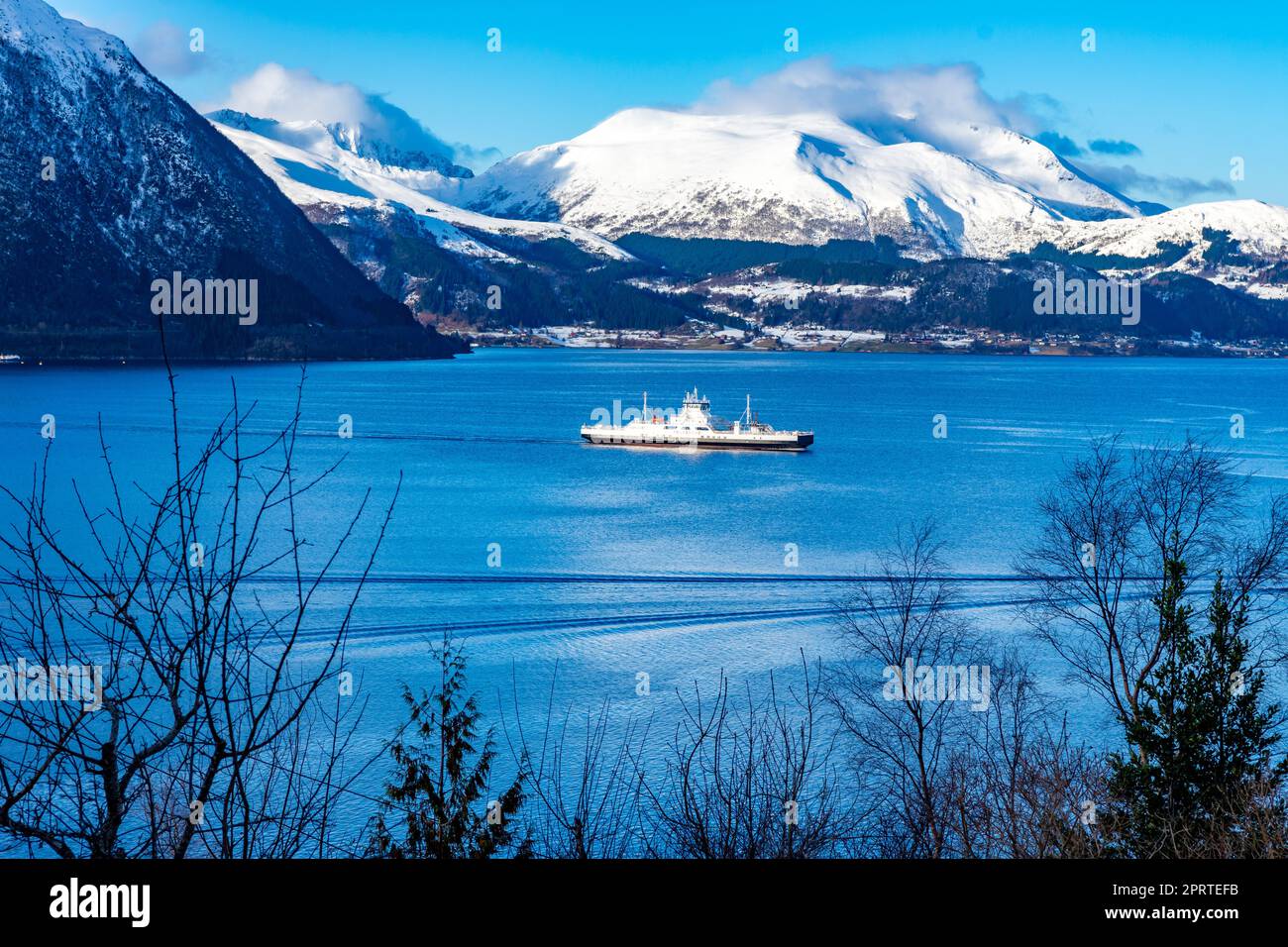 Atemberaubende Aussicht auf arktische Berge und Fjord in Volda, Norwegen Stockfoto
