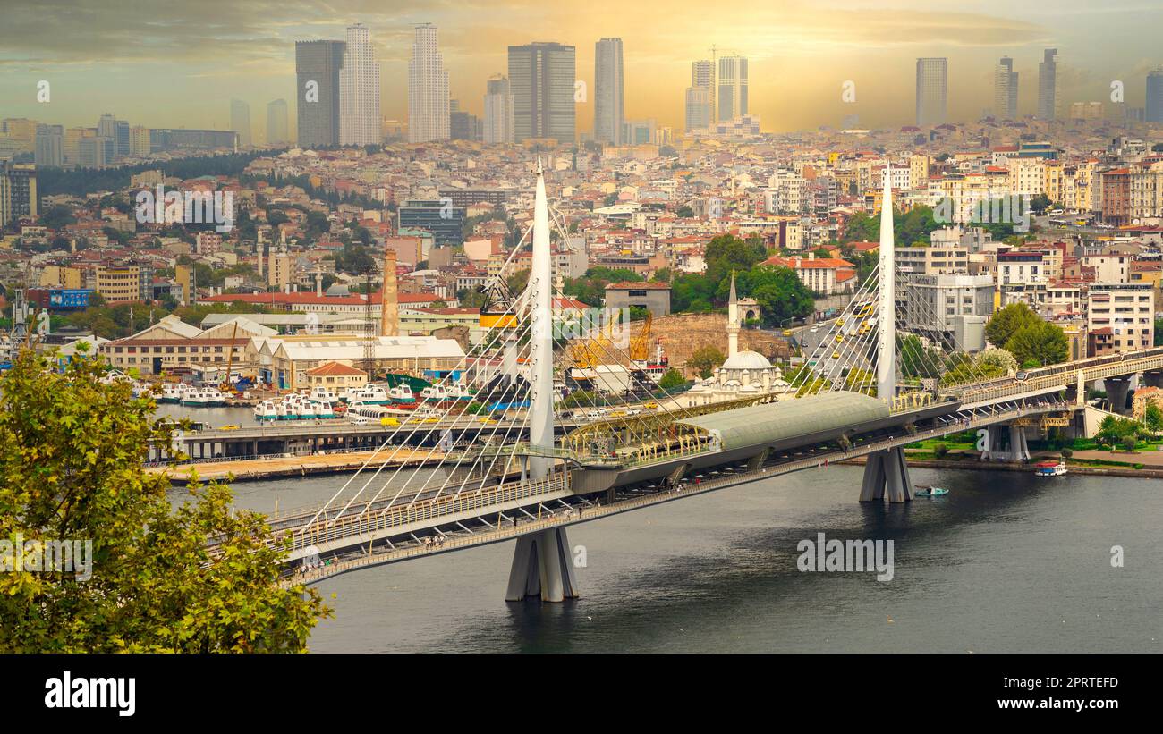 Blick aus der Vogelperspektive auf die Golden Horn Metro Bridge oder die Halic Metro Koprusu vor Sonnenuntergang, Istanbul, Türkei Stockfoto