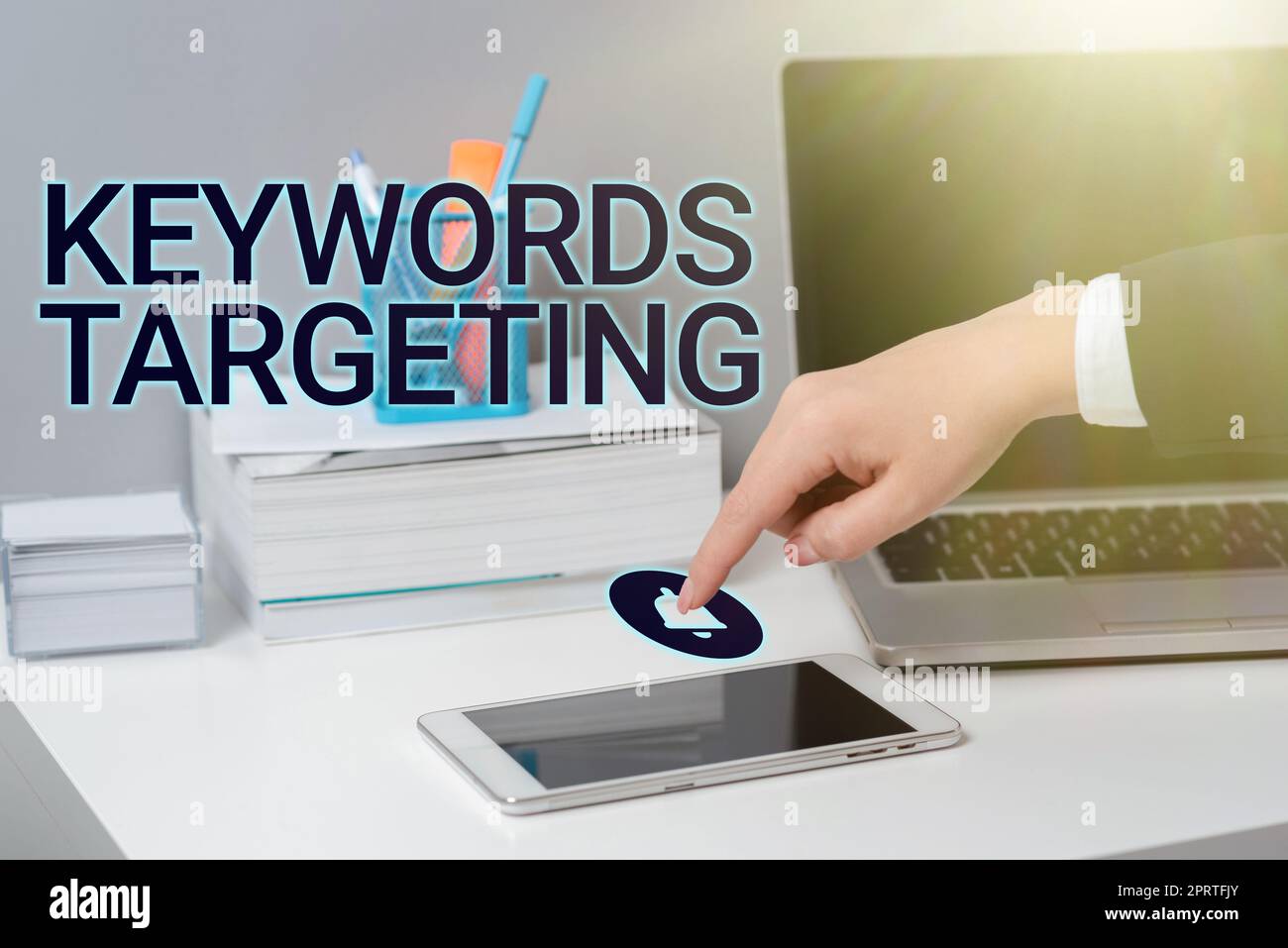 Textzeichen, das Schlüsselwörter anzeigt ZielVerwenden Sie relevante Wörter, um in Suchmaschinen einen hohen Rang zu erhalten. Internetkonzept Verwenden Sie relevante Wörter, um in Suchmaschinen einen hohen Ranking zu erhalten Stockfoto