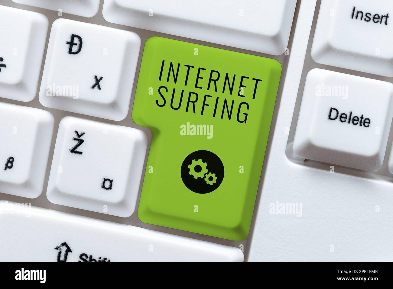 Schild mit Anzeige von Internet SurfingBrowsing Hunderte von Websites mit einem beliebigen installierten Browser. Geschäftskonzept Durchsuchen von Hunderten von Websites mit einem beliebigen installierten Browser Stockfoto