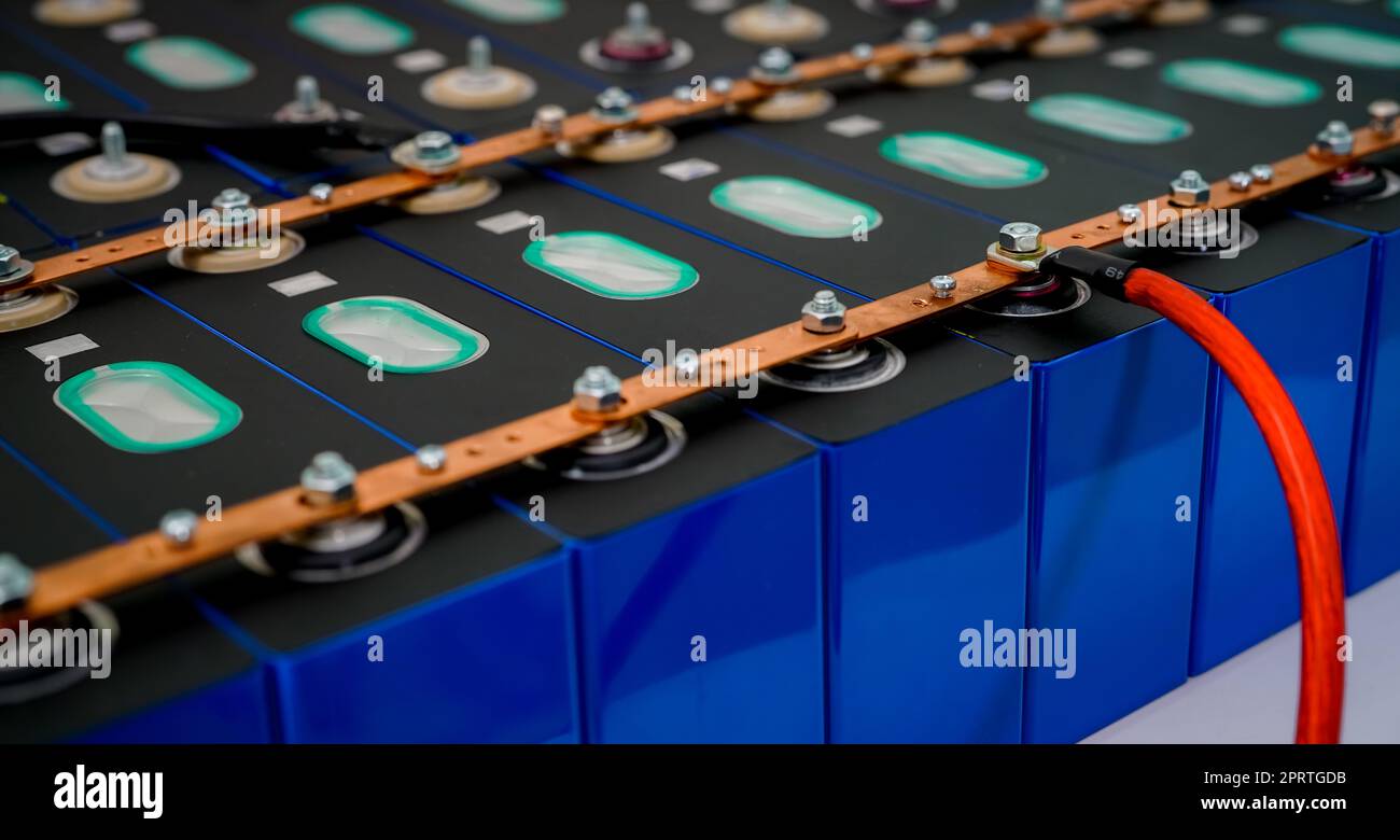 Lithium-NMC-Batterie für Elektrofahrzeuge. Batterie für Elektroautos. Lithium-Ionen-Akkupack. Lithium-NMC-Akku. Energiespeicher für Elektrofahrzeuge. Hochvoltbatterien für Elektrofahrzeuge. Fahrzeugbatterie. Stockfoto