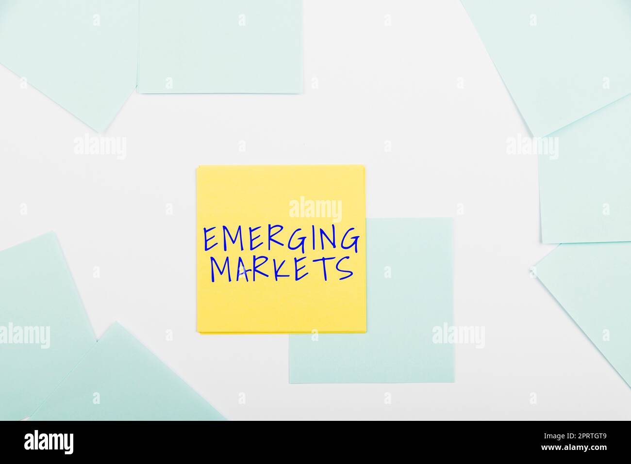 Das Schild zeigt das neue Marktland an, das einige Merkmale entwickelter Geschäfte aufweist. Konzept bedeutet Land, das einige Merkmale entwickelter Geschäfte aufweist Stockfoto