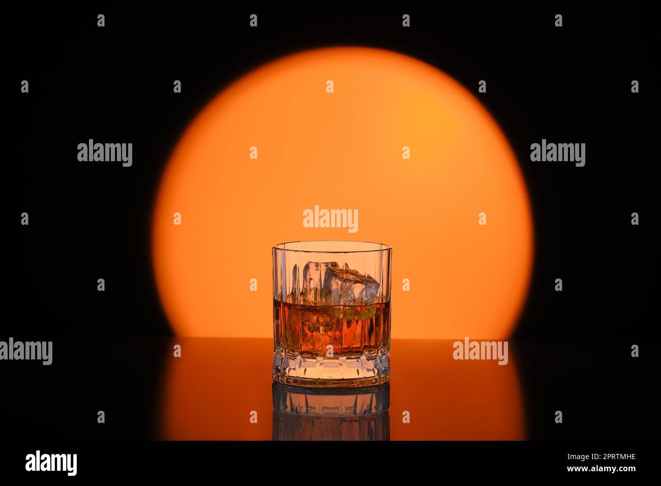 Dezentes Foto von Whiskey mit Eis in Steinglas Stockfoto