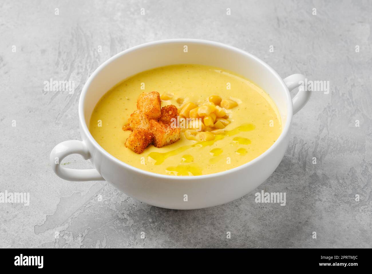 Maissuppe mit Croutons Stockfoto