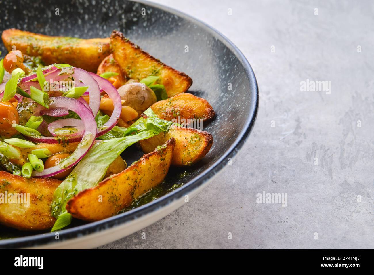 Nahaufnahme von gebratenen Kartoffelspalten mit Champignons Stockfoto