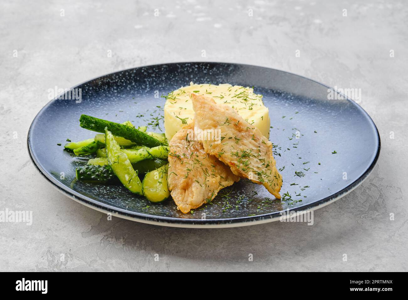 Gebratenes Zander-Filet mit Kartoffelpüree und eingelegter Gurke Stockfoto