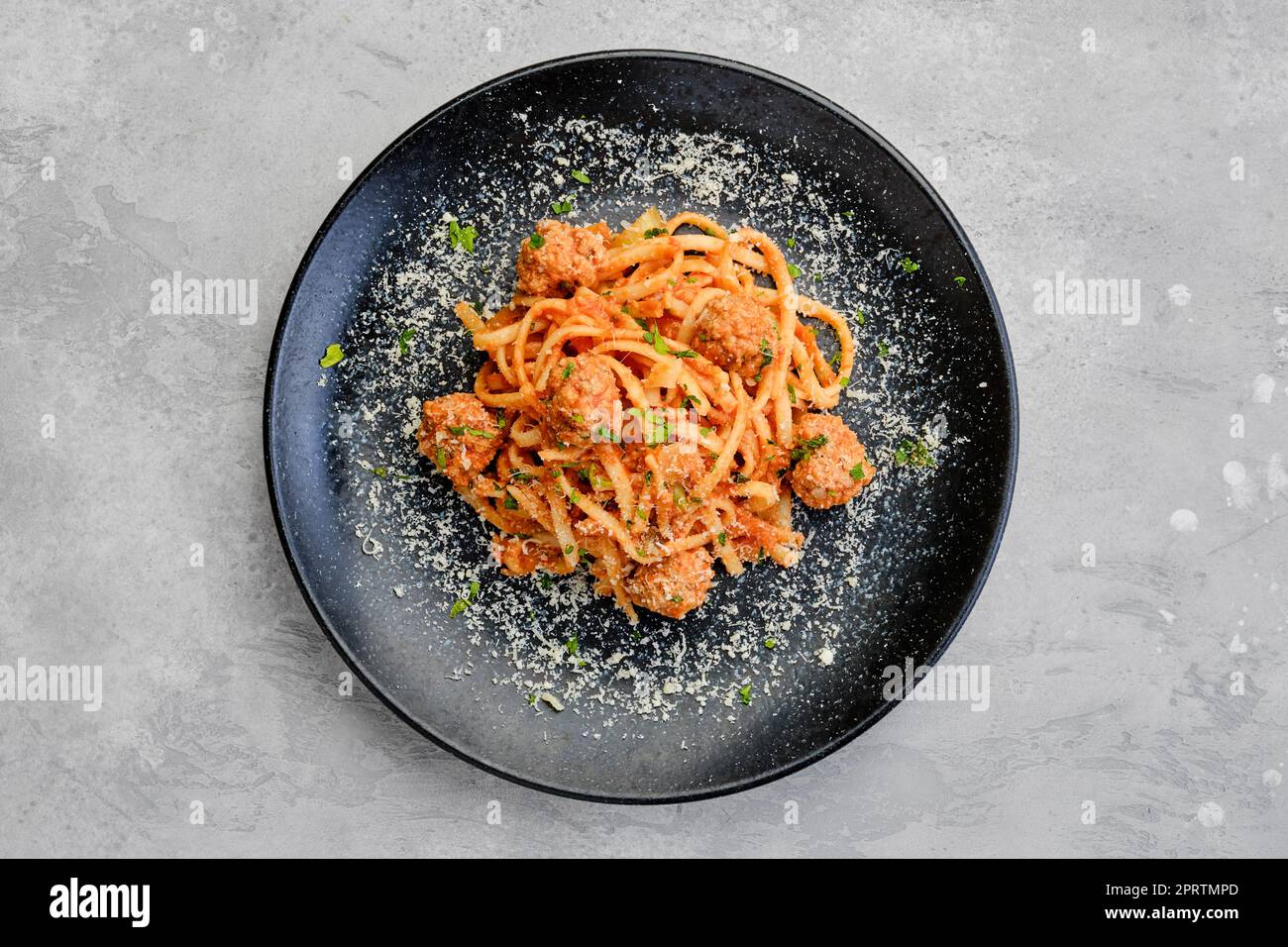 Draufsicht auf Spaghetti-Pasta mit Fleischbällchen und Käse Stockfoto