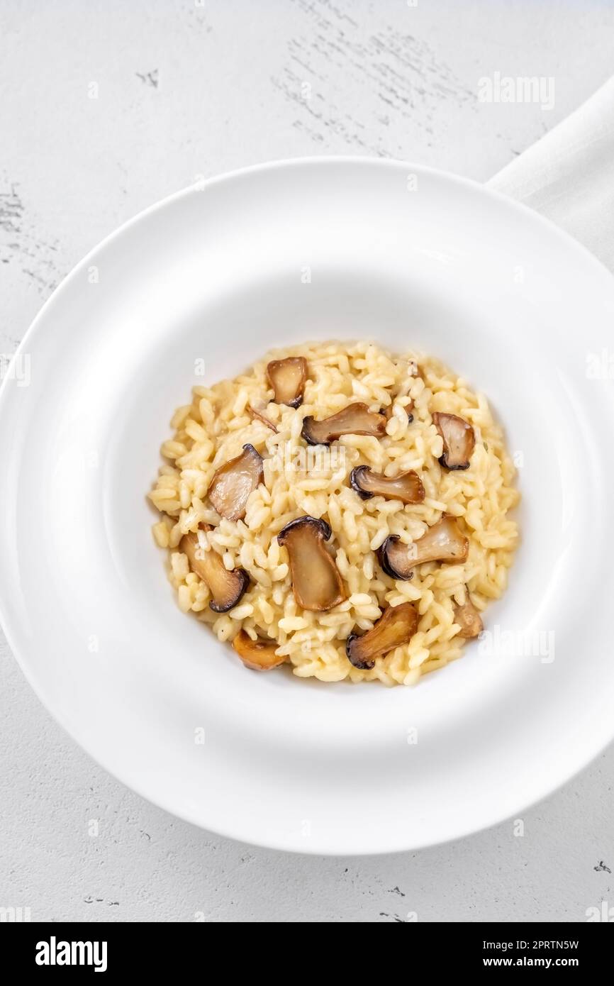 Portion Risotto mit gebratenen Eryngii-Pilzen Stockfoto