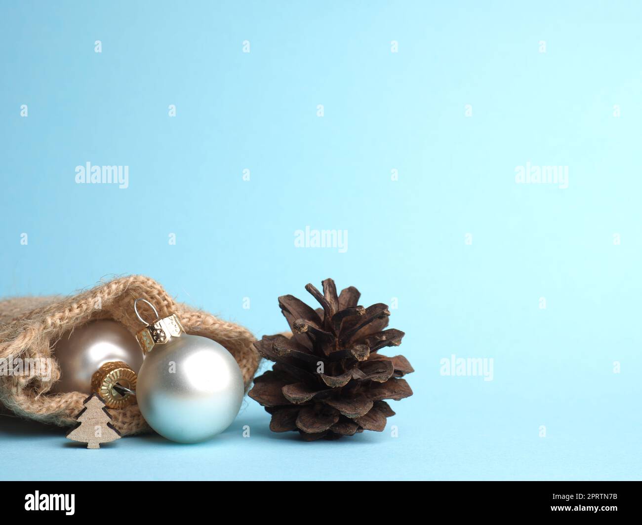 Vintage Weihnachtskugeln auf blauem Hintergrund mit Platz für Ihren Text oder Ihr Bild, saisonale Urlaubskonzept Stockfoto