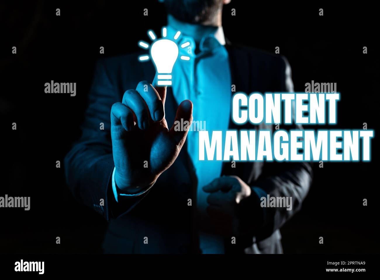 Schreiben mit Anzeige von Text Content Management Process, der Informationen zum Verwalten und Veröffentlichen erfasst. Word für Prozess, der Informationen zur Verwaltung und Veröffentlichung erfasst Stockfoto