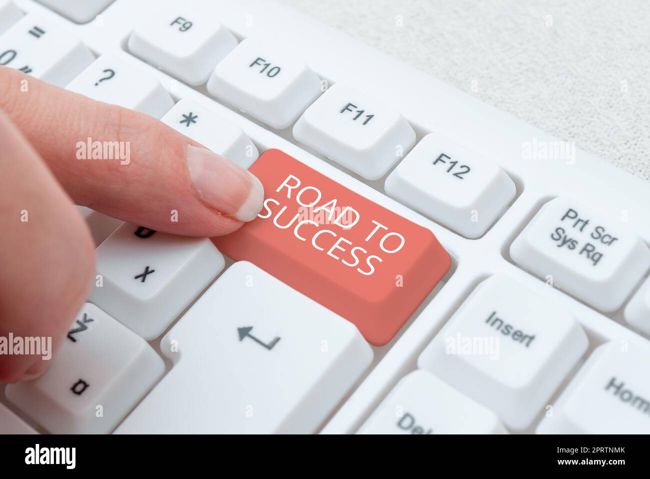 Schilder mit der „Road to Successstuying“-Ausstellung verbessern Sie sich selbst, um Träume zu erfüllen. Geschäftsüberblick Lernen wirklich hart verbessern Sie sich, um Träume zu erreichen Stockfoto