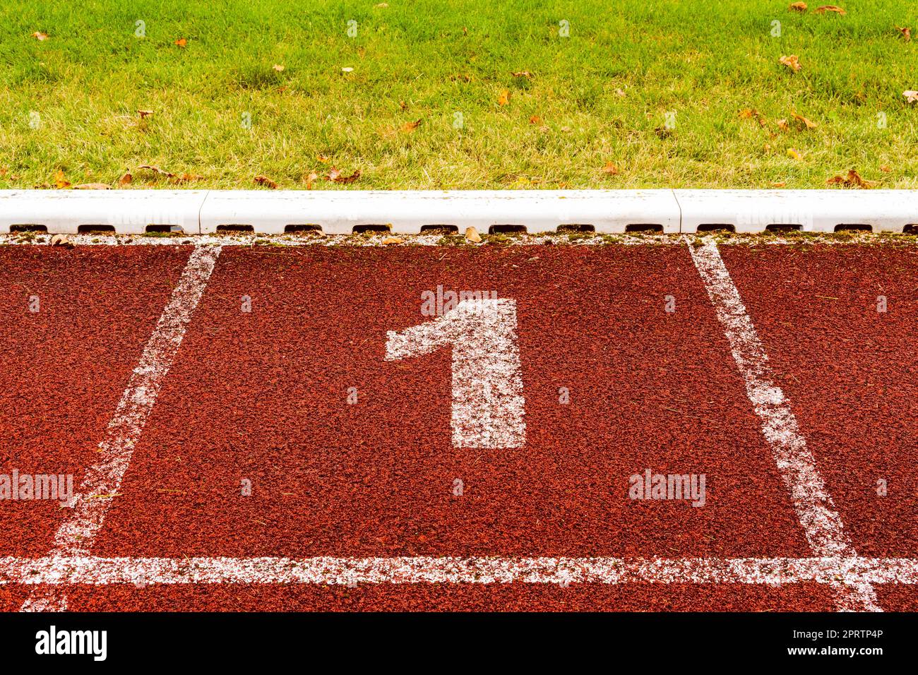 Die Zahl 1 am Startpunkt der Laufstrecke oder der Sportstrecke im Stadion Stockfoto