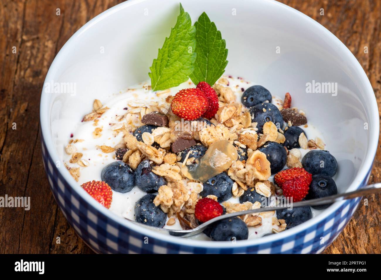 Joghurt mit Müsli Stockfoto