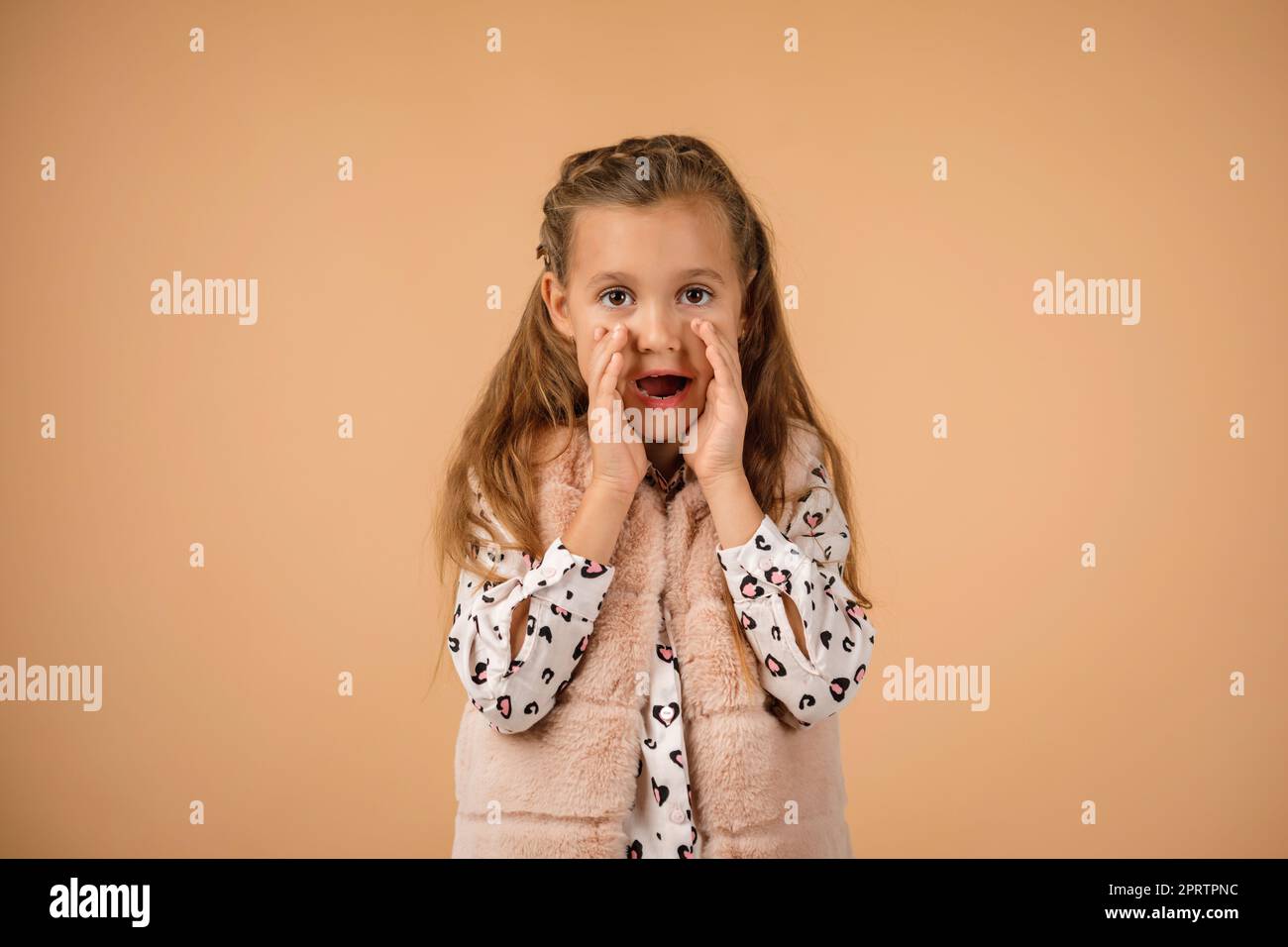 Kind jemanden anrufen. süsse kleine Mädchen schreien und halten Sie Ihre Hand in der Nähe von Ihrem Mund. Stockfoto