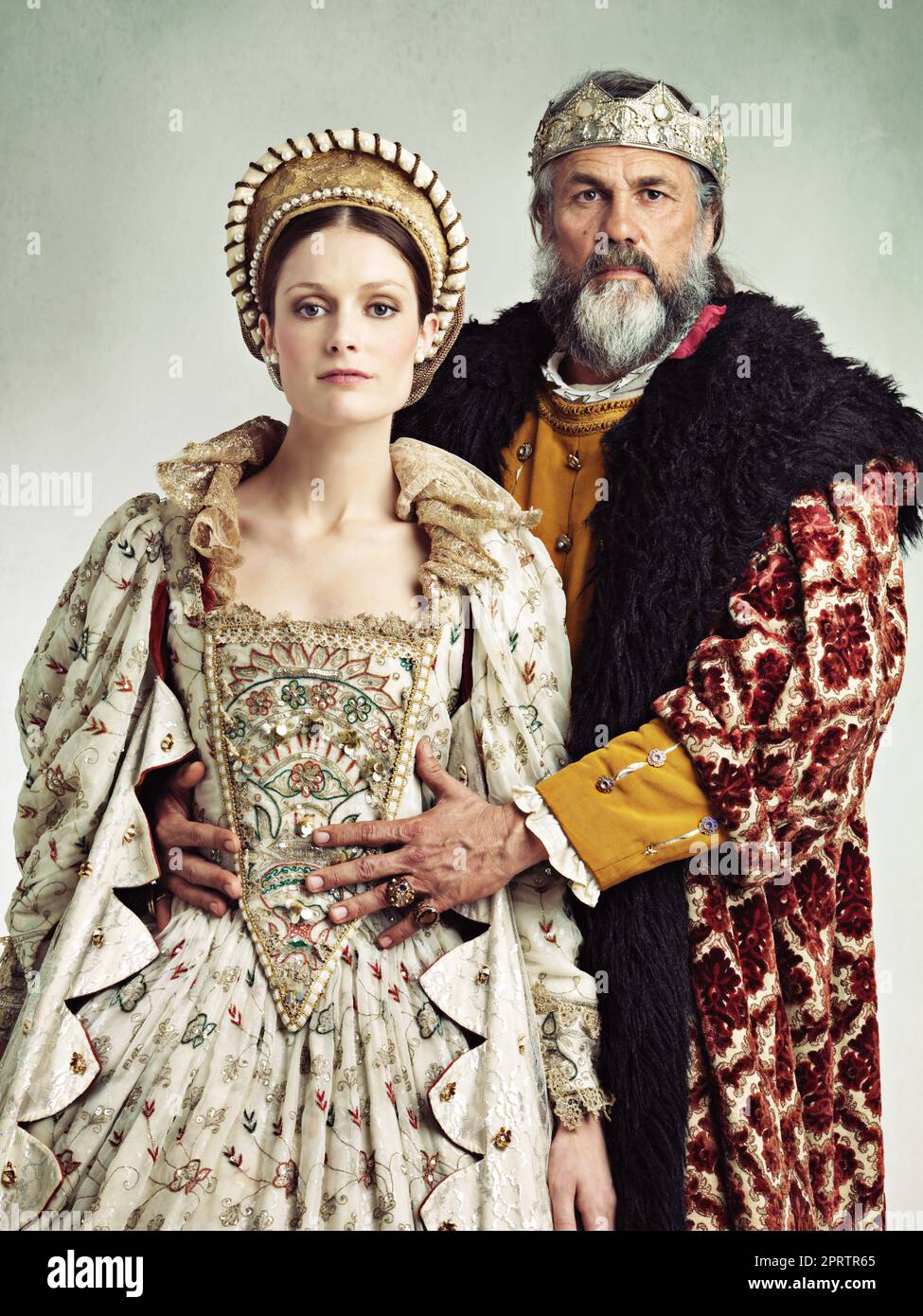 Lineale absolut. Studioporträt eines streng aussehenden Königs und einer Königin. Stockfoto