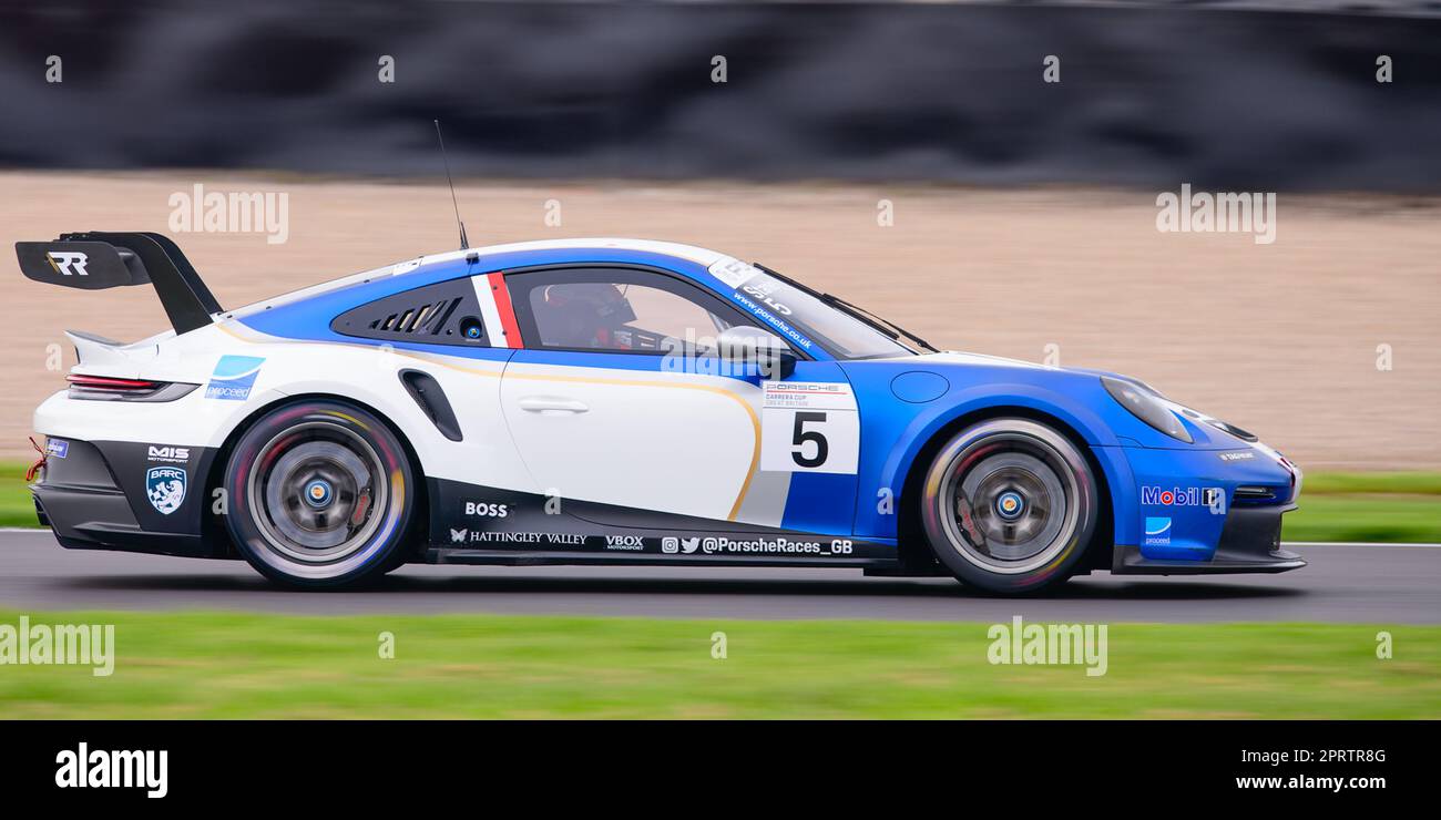 Blauer und weißer Porsche Carrera Rennwagen Stockfoto