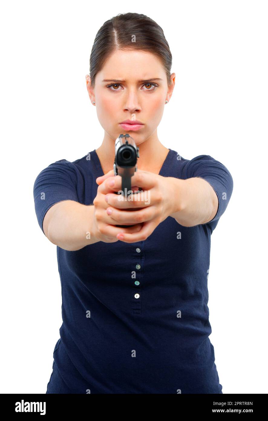 Geht noch einen Schritt weiter... ich wage Euch. Studioaufnahme einer feindseligen Frau, die isoliert auf Weiß mit einem Gewehr auf Sie zeigt. Stockfoto