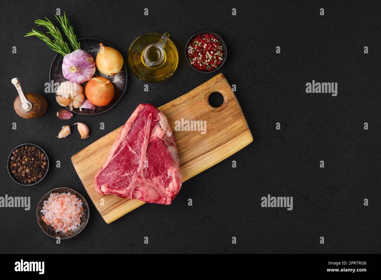 Blick von oben auf rohes Porterhouse-Steak mit Gewürz zum Kochen Stockfoto