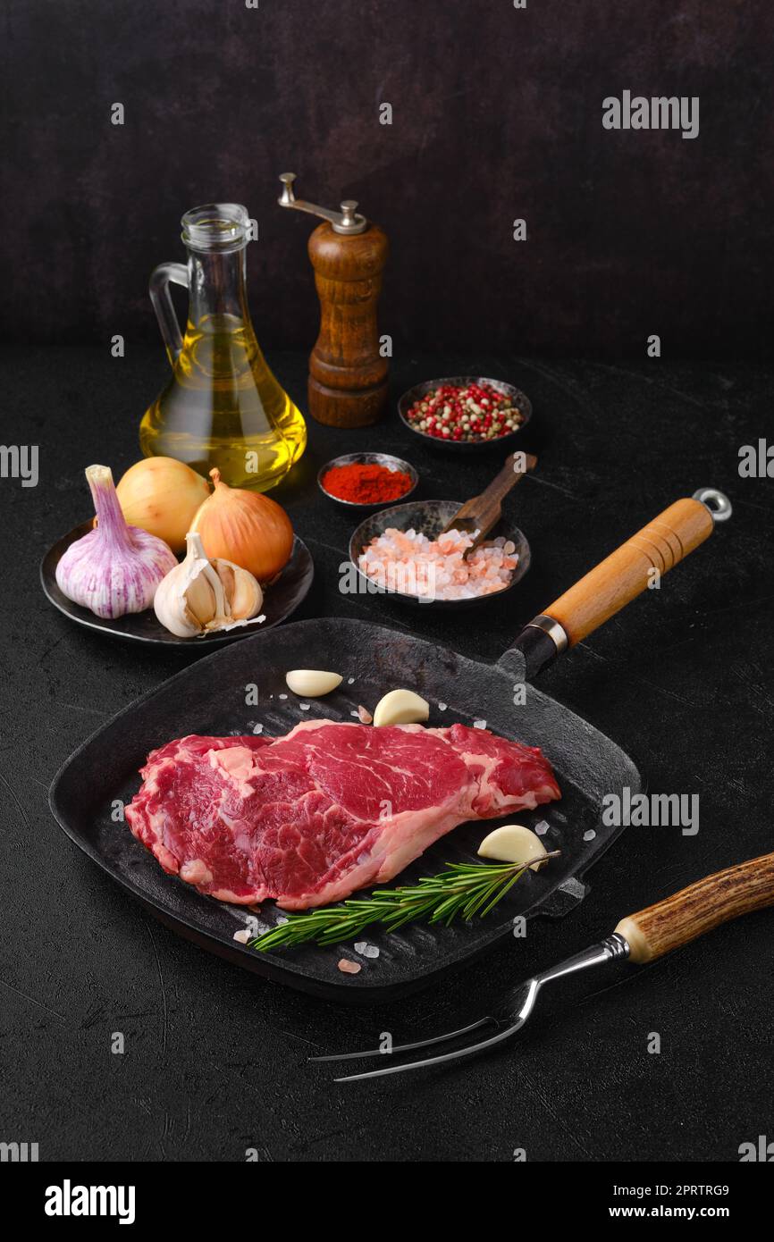 Rohes Ribeye Steak, hochwertiges Rindfleisch ohne Knochen auf einer Grillpfanne Stockfoto