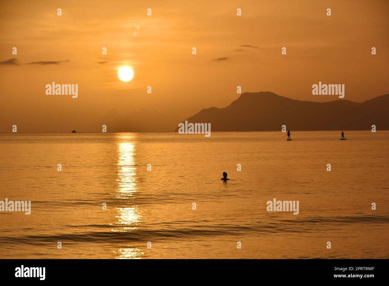 Schwimmen bei Sonnenaufgang am Morgen Stockfoto