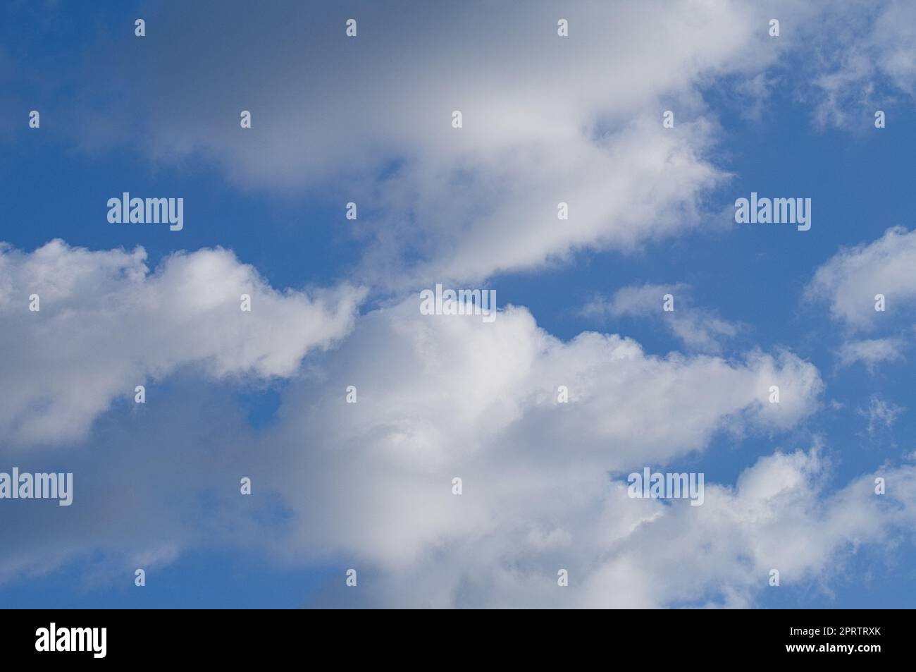 Wolken, die von der Sonne am Himmel als Hintergrund beleuchtet werden Stockfoto