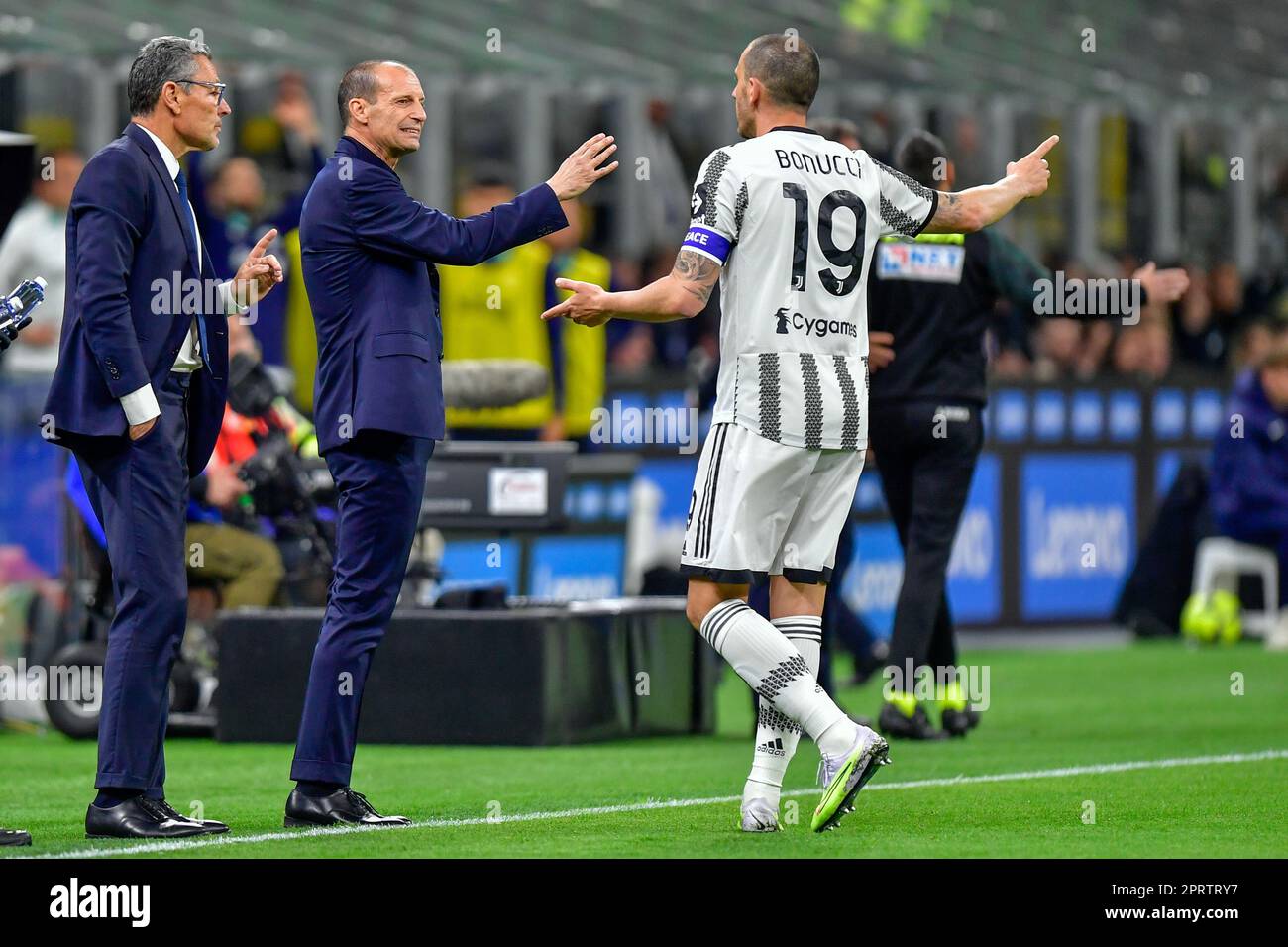 Mailand, Italien. 26. April 2023. Haupttrainer Massimiliano Allegri von Juventus, gesehen mit Leonardo Bonucci (19) während des Coppa Italia Halbfinales zwischen Inter und Juventus in Giuseppe Meazza in Mailand. (Foto: Gonzales Photo/Alamy Live News Stockfoto
