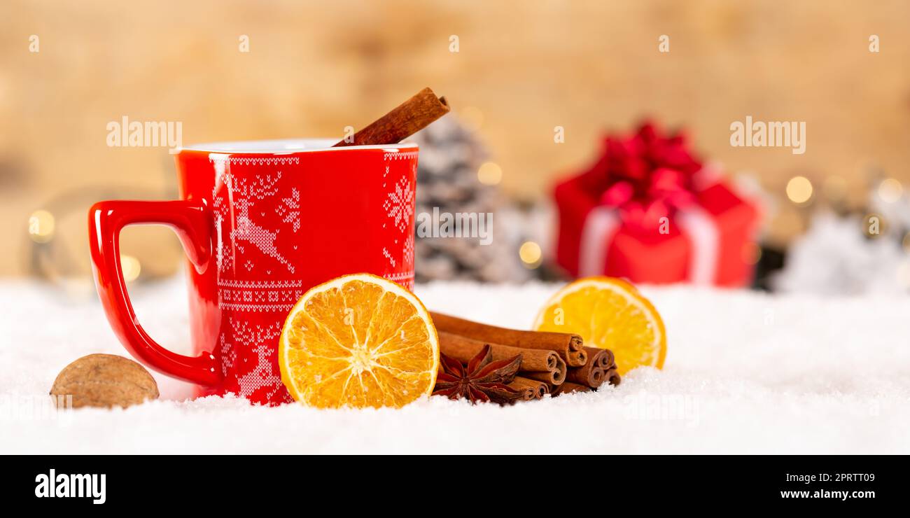 Glühwein oder heißer Tee Weihnachtszeit Dekoration im Winter Banner Panorama deco Stockfoto