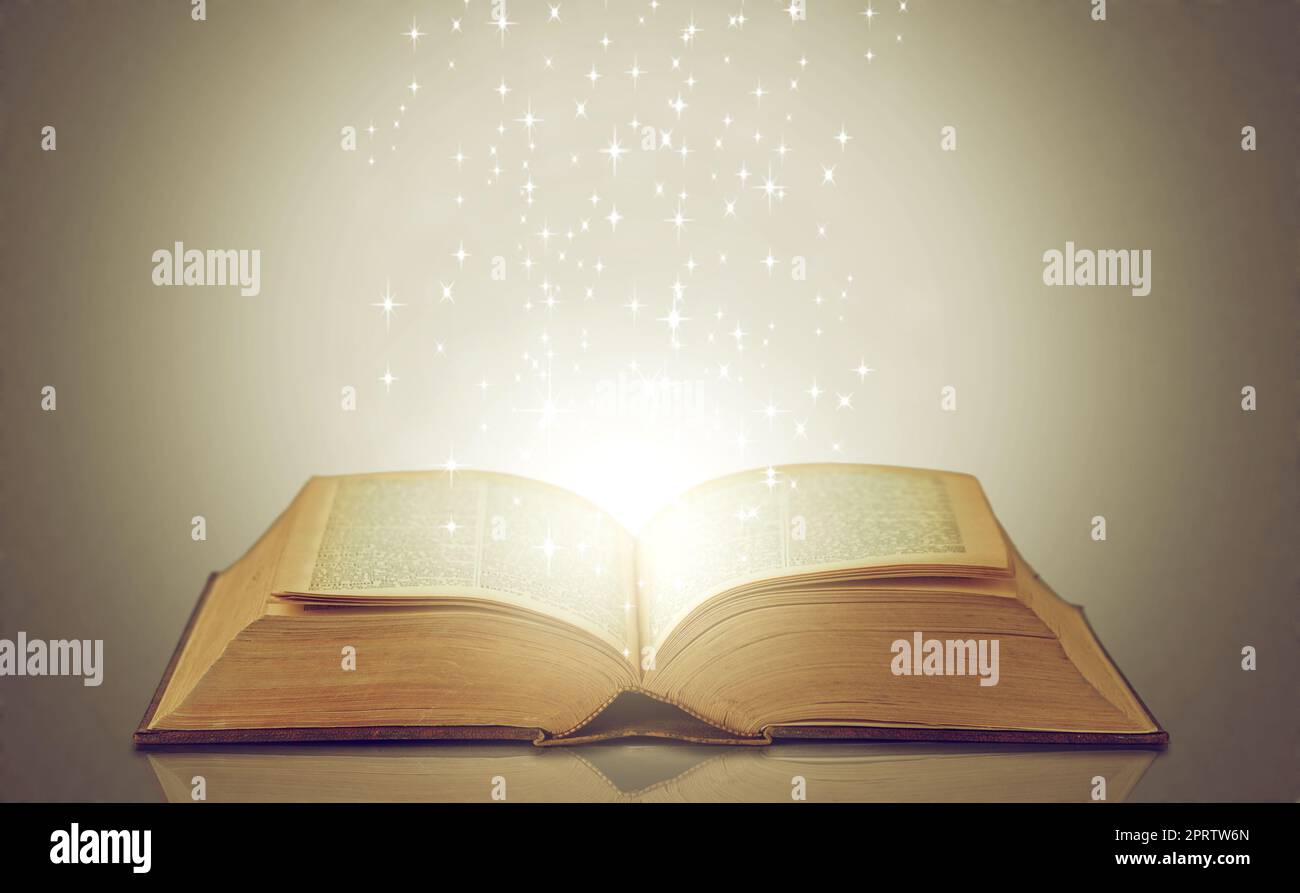 Lassen Sie sich in neue Welten hinziehen. Ein offenes Storybook mit Licht, das aus ihm hervorgeht. Stockfoto