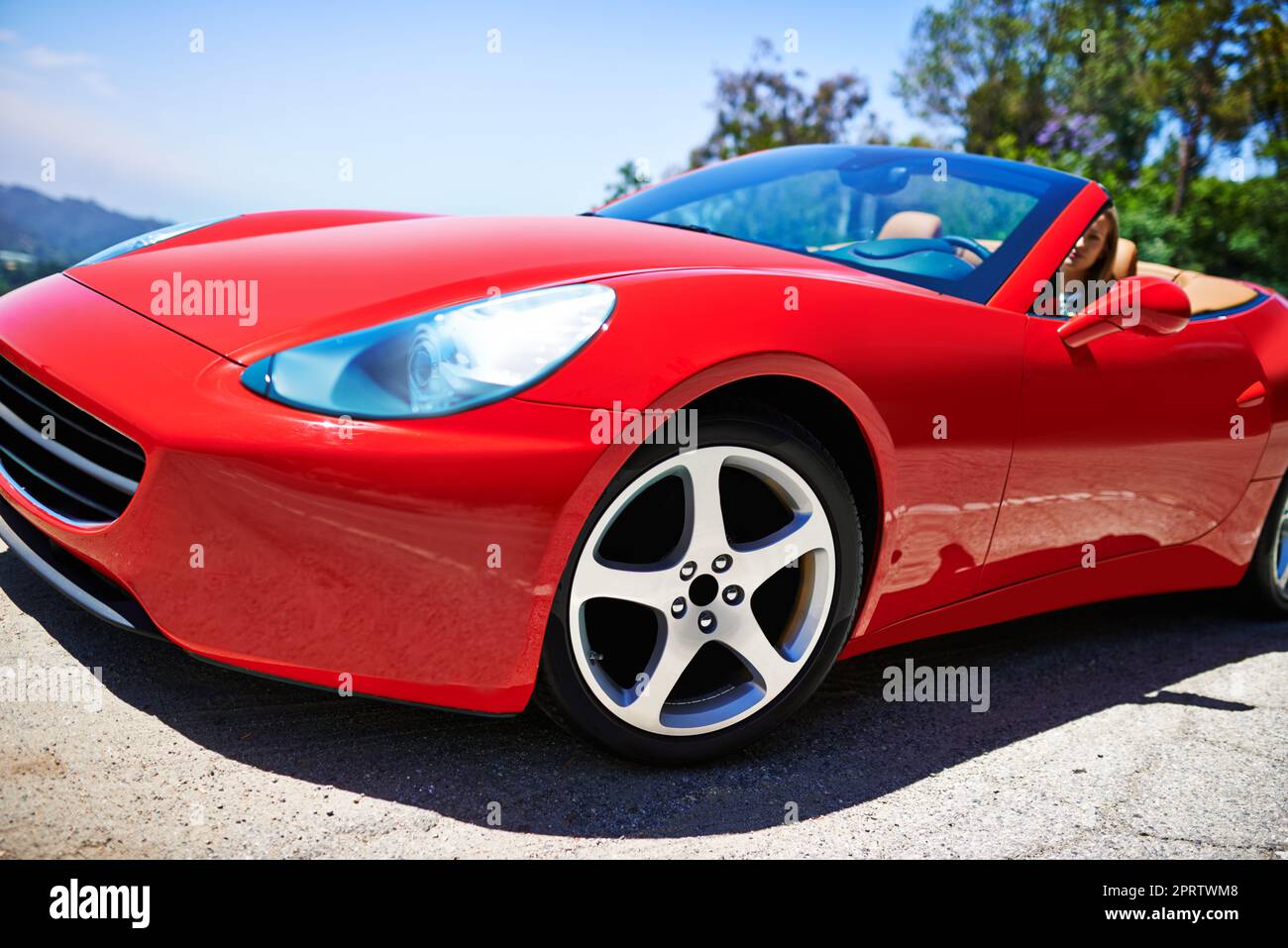 Dieses Baby geht schnell. Eine junge Frau, die in einem Sportwagen fährt. Stockfoto