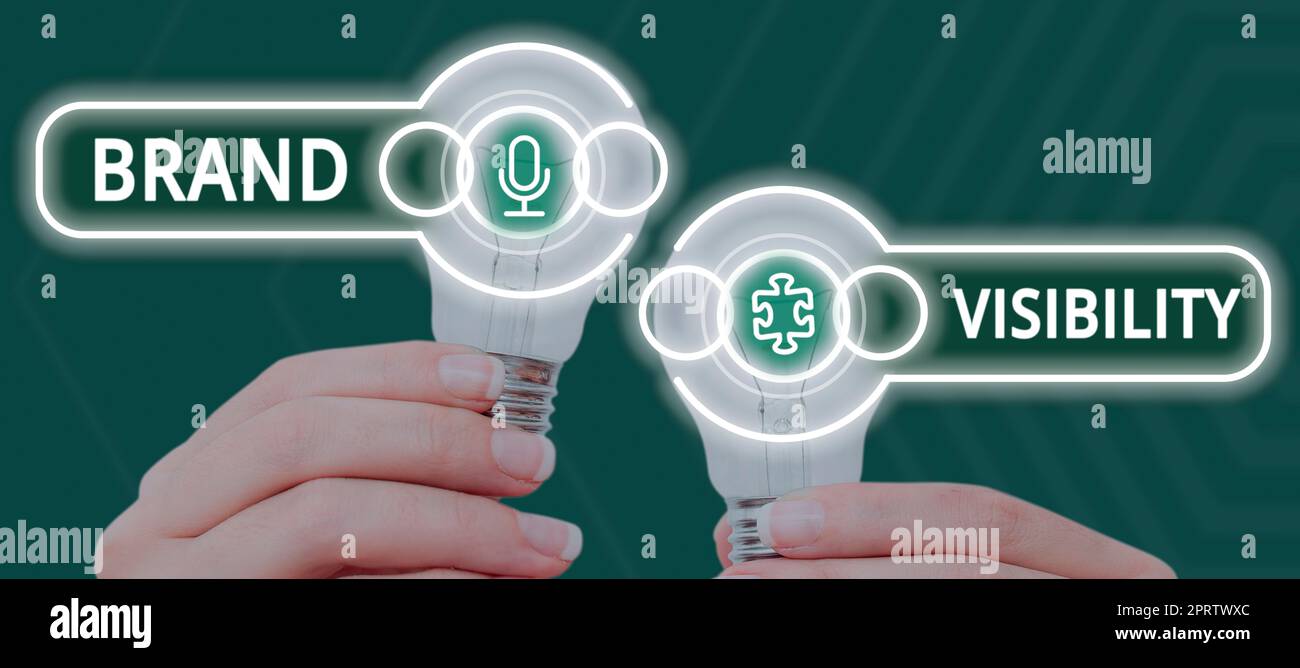 Hand schreiben Zeichen Marke Sichtbarkeit, Business-Ansatz Aufteilung der Kosten für etwas in die verschiedenen Teile Geschäftsfrau Holding Glühbirnen mit S Stockfoto