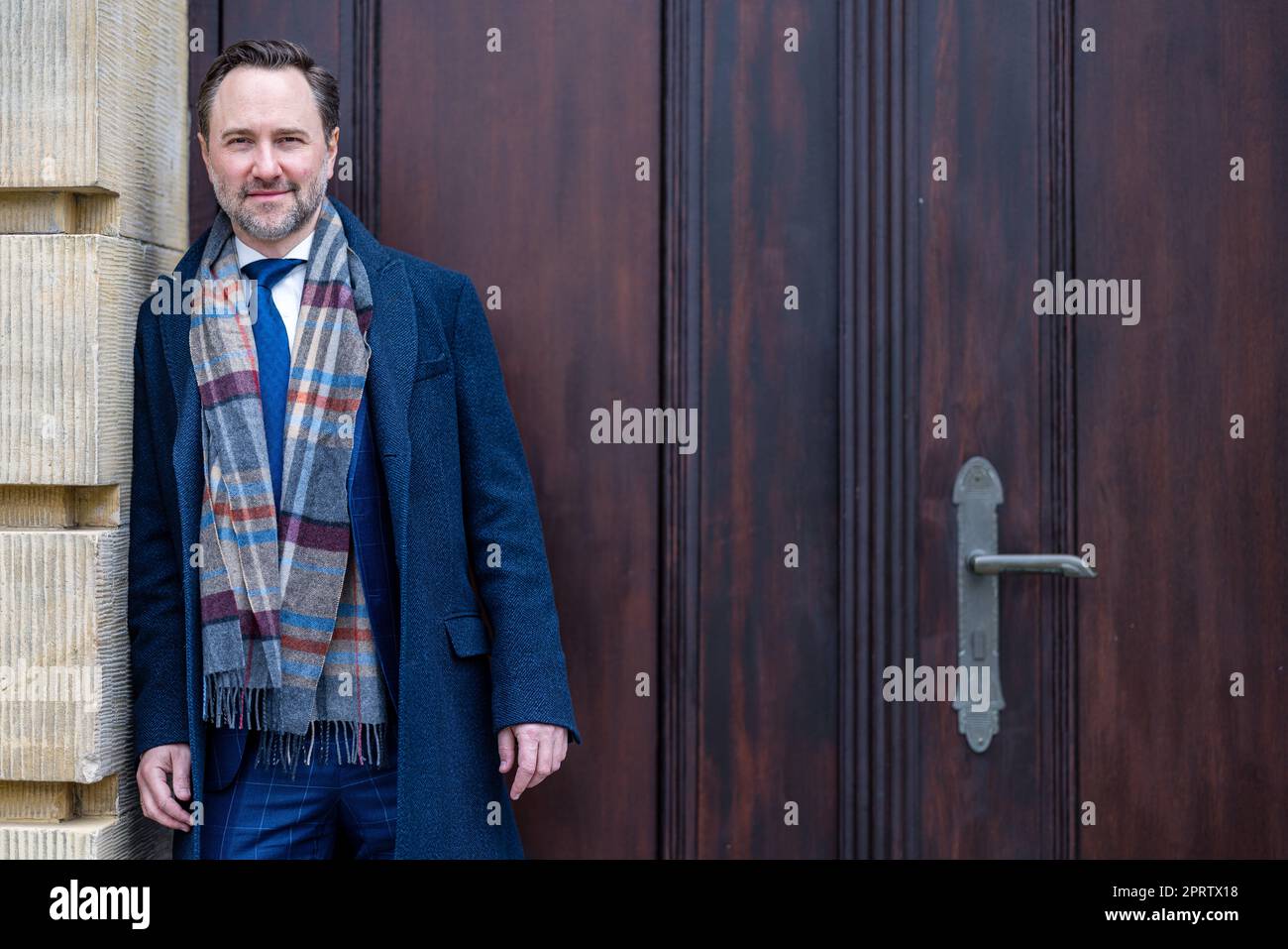 Cottbus, Deutschland. 27. April 2023. Alexander Merzyn, General Music Director des Staatstheaters Cottbus steht vor dem Theater. Sein Vertrag wurde kürzlich um weitere vier Jahre verlängert. Kredit: Frank Hammerschmidt/dpa/Alamy Live News Stockfoto