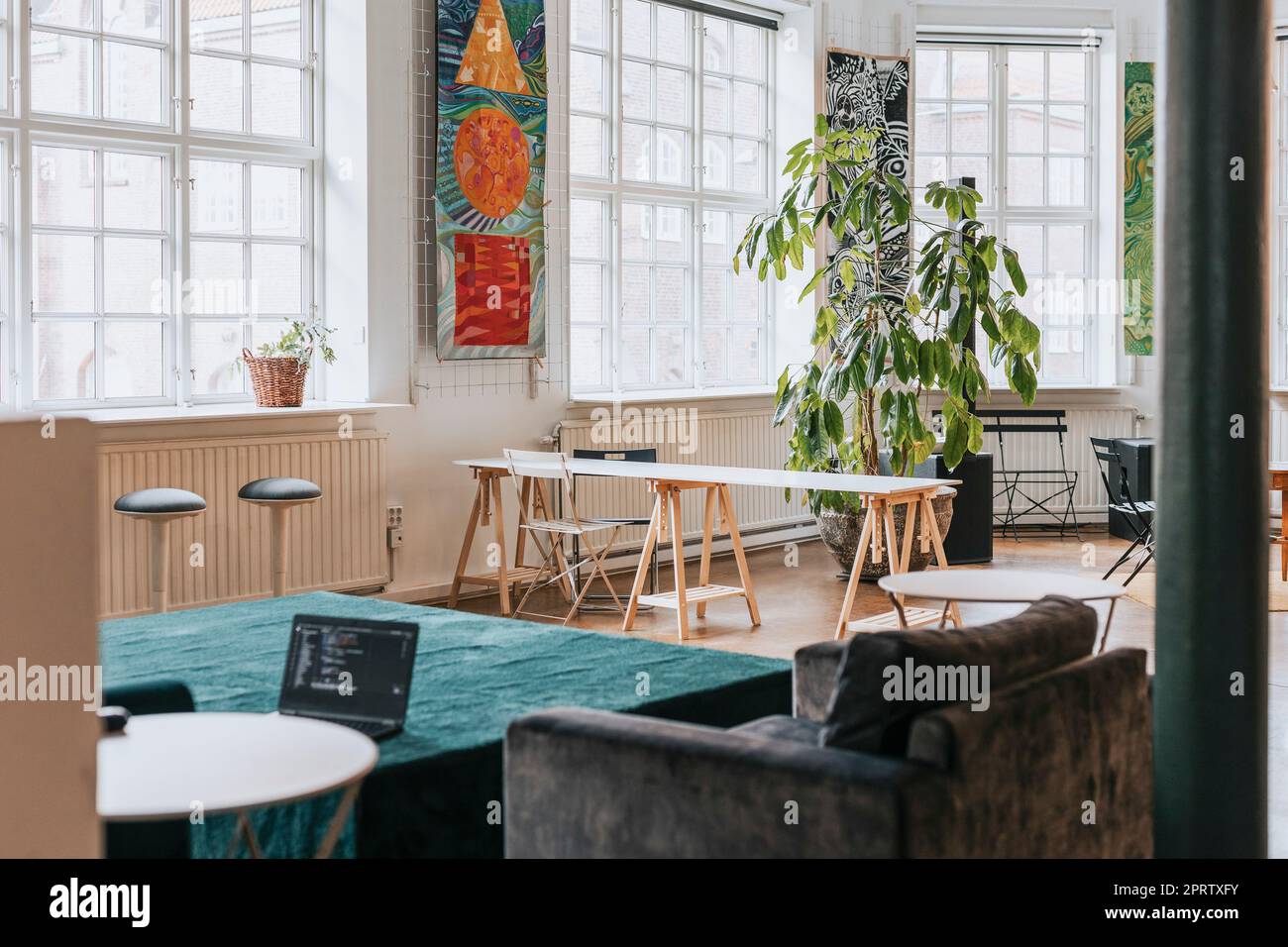 Leerer Arbeitsplatz mit Möbeln und Gemälden Stockfoto