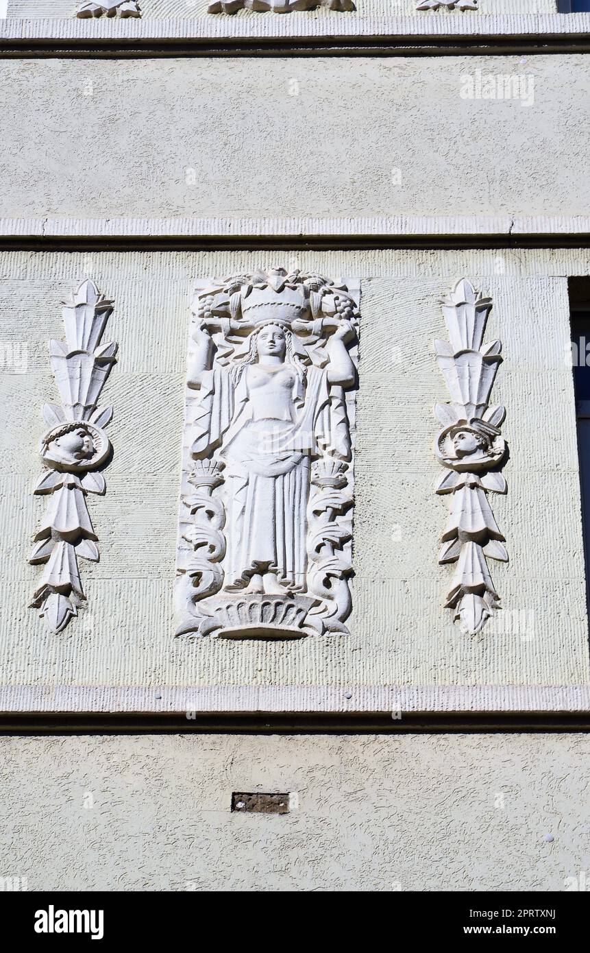 Fassade eines alten, wunderschönen historischen Apartmenthauses in Wiesbaden Stockfoto