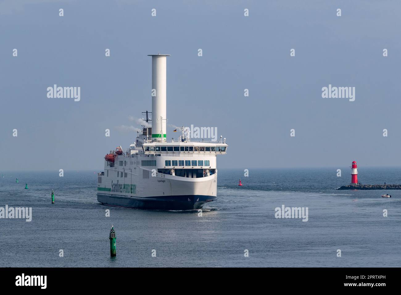 Scandlines Hybrid Ferry fährt in Warnemünde in Norddeutschland zum Hafeneingang ein. Stockfoto