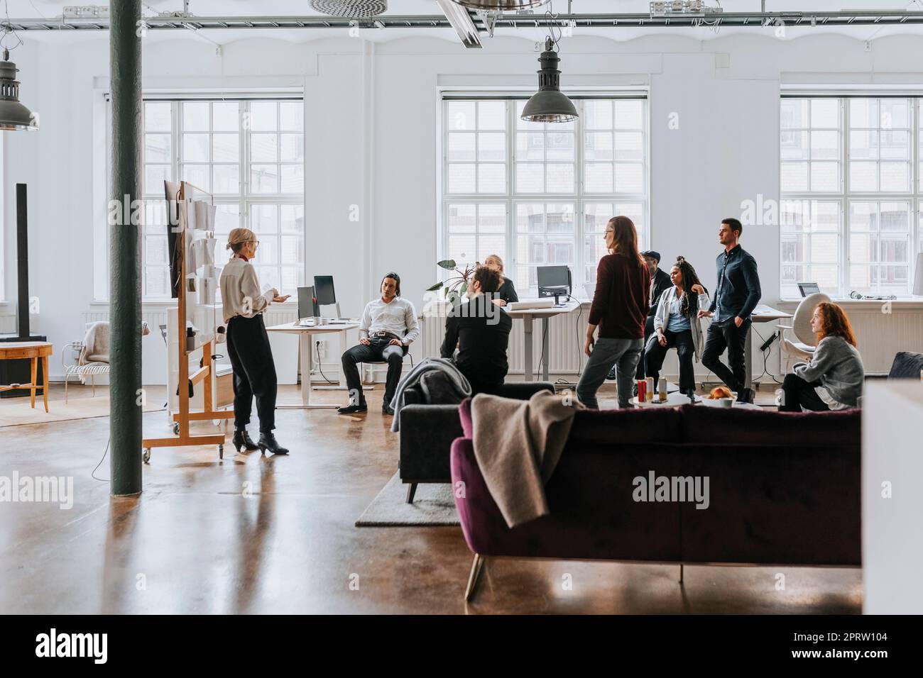 Geschäftsfrau diskutiert Geschäftsstrategie mit Kollegen verschiedener Rassen im Amt Stockfoto