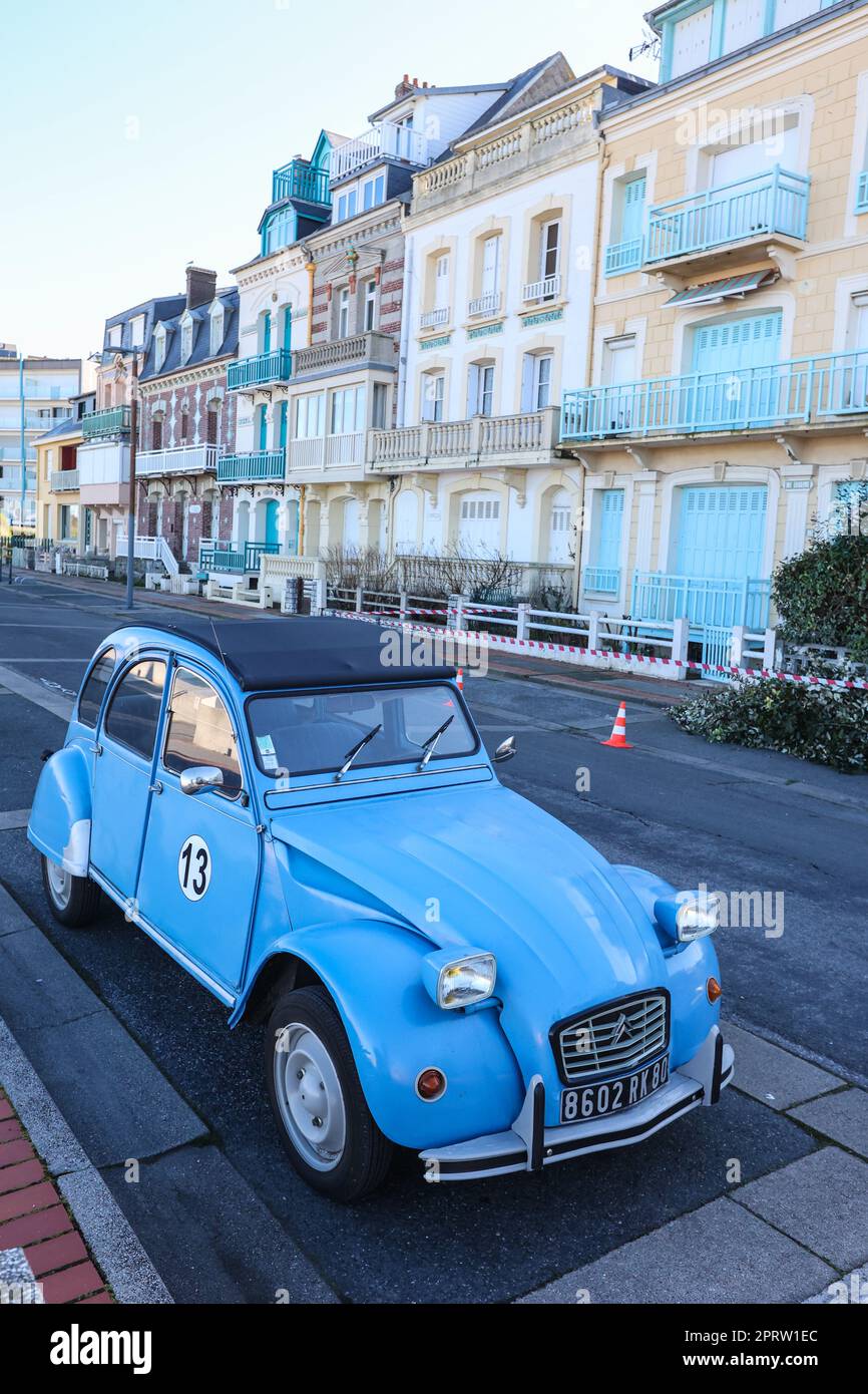 MERS-les-Bains ist eine Kommune in der Somme. Departement, in Hauts-de-France, in Nordfrankreich. MERS-les-Bains liegt am Ärmelkanal, an der Grenze zwischen Picardie und Normandie. Diese „Badestation“ (Badeort am Meer) mit einem Großteil des älteren Teils der Stadt wurde in der Blütezeit des Badeens am Meer, in der zweiten Hälfte des 19. Jahrhunderts, entwickelt. Infolgedessen unterliegen die zu jener Zeit erbauten schönen Villen nun Pfändungsbeschlüssen. Alle Renovierungen müssen in den gleichen Materialien und Farben wie die Originalarbeiten erfolgen. Kunststofftüren oder Rollläden sind nicht erlaubt. Frankreich, Stockfoto