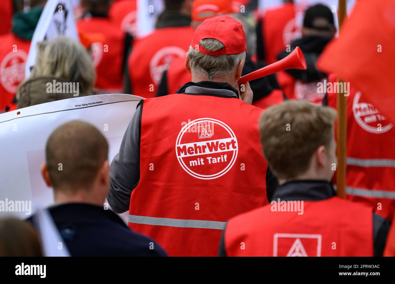 Dresden, Deutschland. 27. April 2023. Mitarbeiter des Dresdner Automobilhandels gehen im Rahmen eines Warnstreiks von IG Metall die Wilsdruffer Straße hinunter. IG Metall verlangt 8,5 Prozent mehr Lohn und einen Bonus für die Inflationsentschädigung. Kredit: Robert Michael/dpa/Alamy Live News Stockfoto