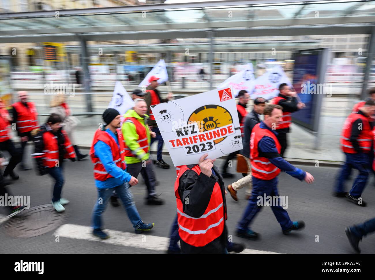 Dresden, Deutschland. 27. April 2023. Mitarbeiter des Dresdner Automobilhandels gehen im Rahmen eines Warnstreiks von IG Metall die Wilsdruffer Straße hinunter. IG Metall verlangt 8,5 Prozent mehr Lohn und eine Inflationsentschädigungsprämie. (Long Exposure Shot) Kredit: Robert Michael/dpa/Alamy Live News Stockfoto