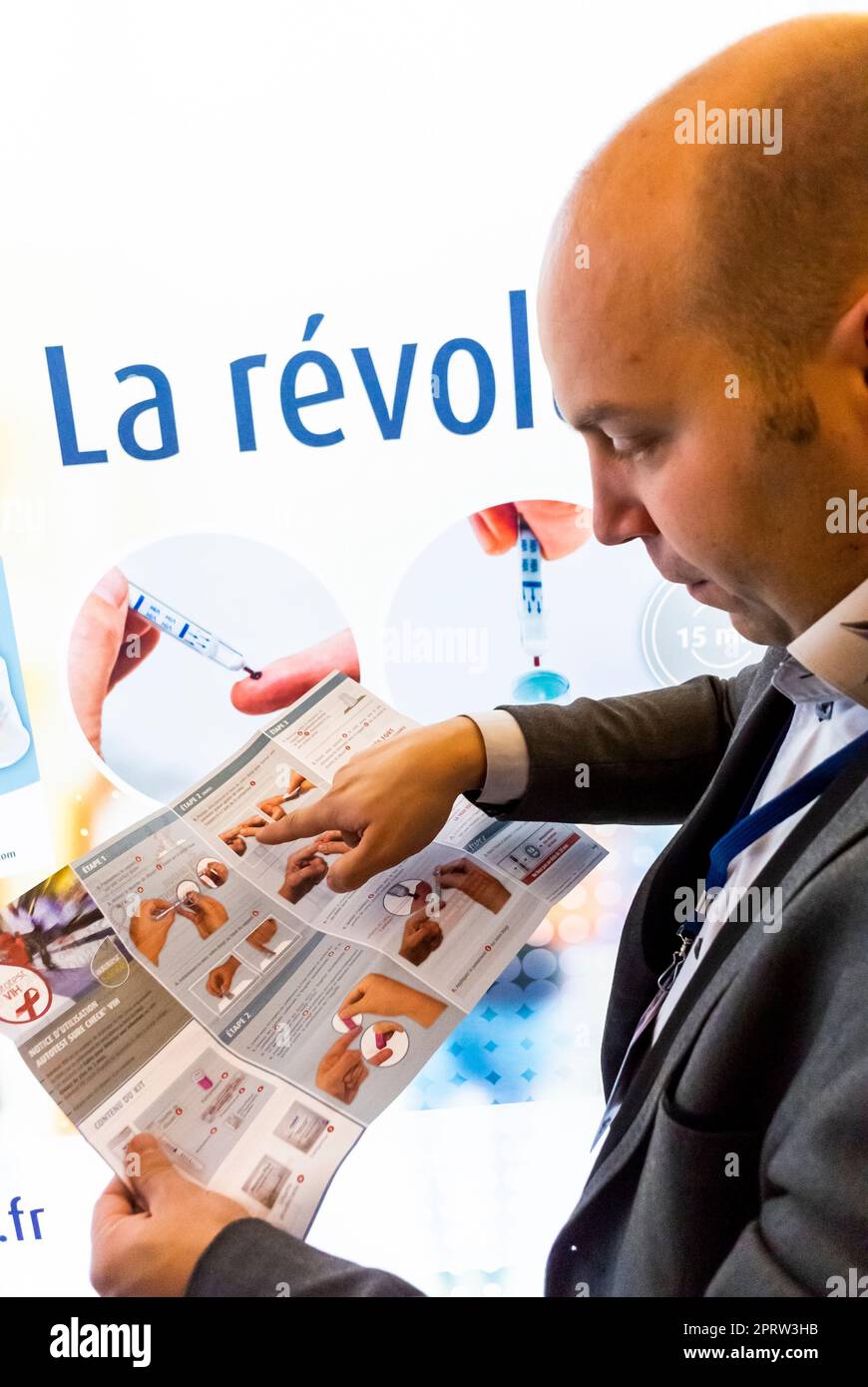 Paris, Frankreich, man Showing, Business, French AIDS HIV Scientific Convention, SFLS, INSTI Pharmaceutical Lab, Home HIV Tests, Public Health Herausforderungen Stockfoto