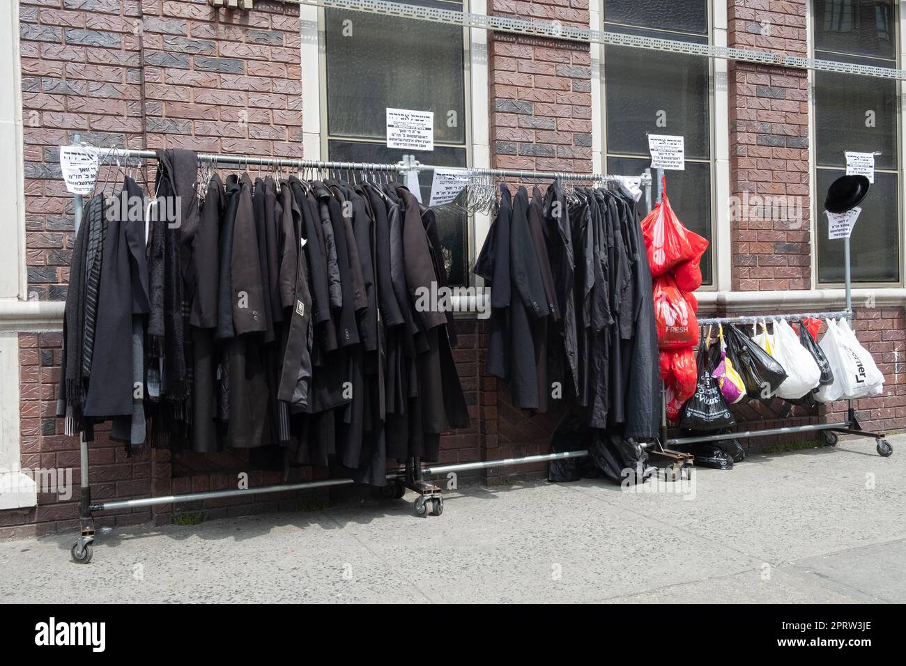 Gegenstände vor einer Synagoge in Williamsburg, Brooklyn, New York, verloren und gefunden. Stockfoto