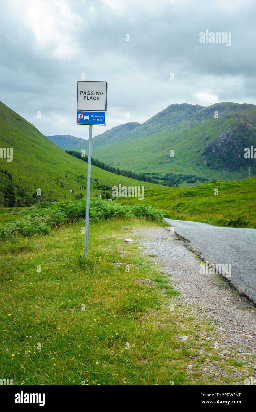 Typische Pässe auf einer einspurigen Straße in den Highlands von Schottland, Großbritannien Stockfoto
