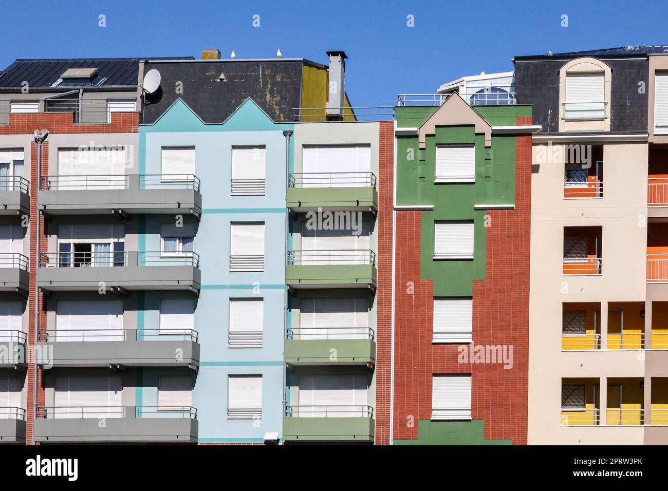 MERS-les-Bains ist eine Kommune in der Somme. Departement, in Hauts-de-France, in Nordfrankreich. MERS-les-Bains liegt am Ärmelkanal, an der Grenze zwischen Picardie und Normandie. Diese „Badestation“ (Badeort am Meer) mit einem Großteil des älteren Teils der Stadt wurde in der Blütezeit des Badeens am Meer, in der zweiten Hälfte des 19. Jahrhunderts, entwickelt. Infolgedessen unterliegen die zu jener Zeit erbauten schönen Villen nun Pfändungsbeschlüssen. Alle Renovierungen müssen in den gleichen Materialien und Farben wie die Originalarbeiten erfolgen. Kunststofftüren oder Rollläden sind nicht erlaubt. Frankreich, Stockfoto