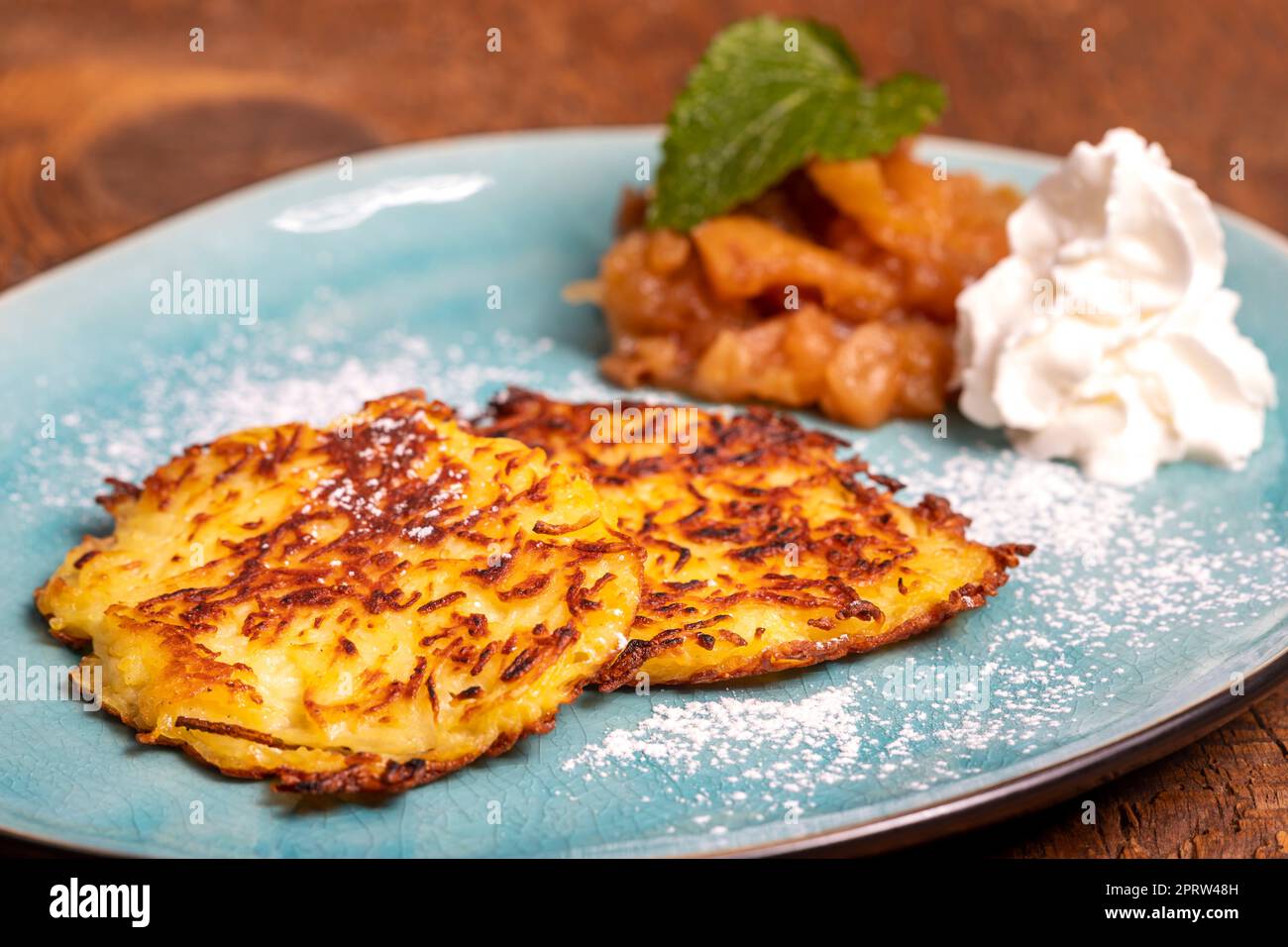 bayrische süße Hash-Browns auf einem Teller Stockfoto