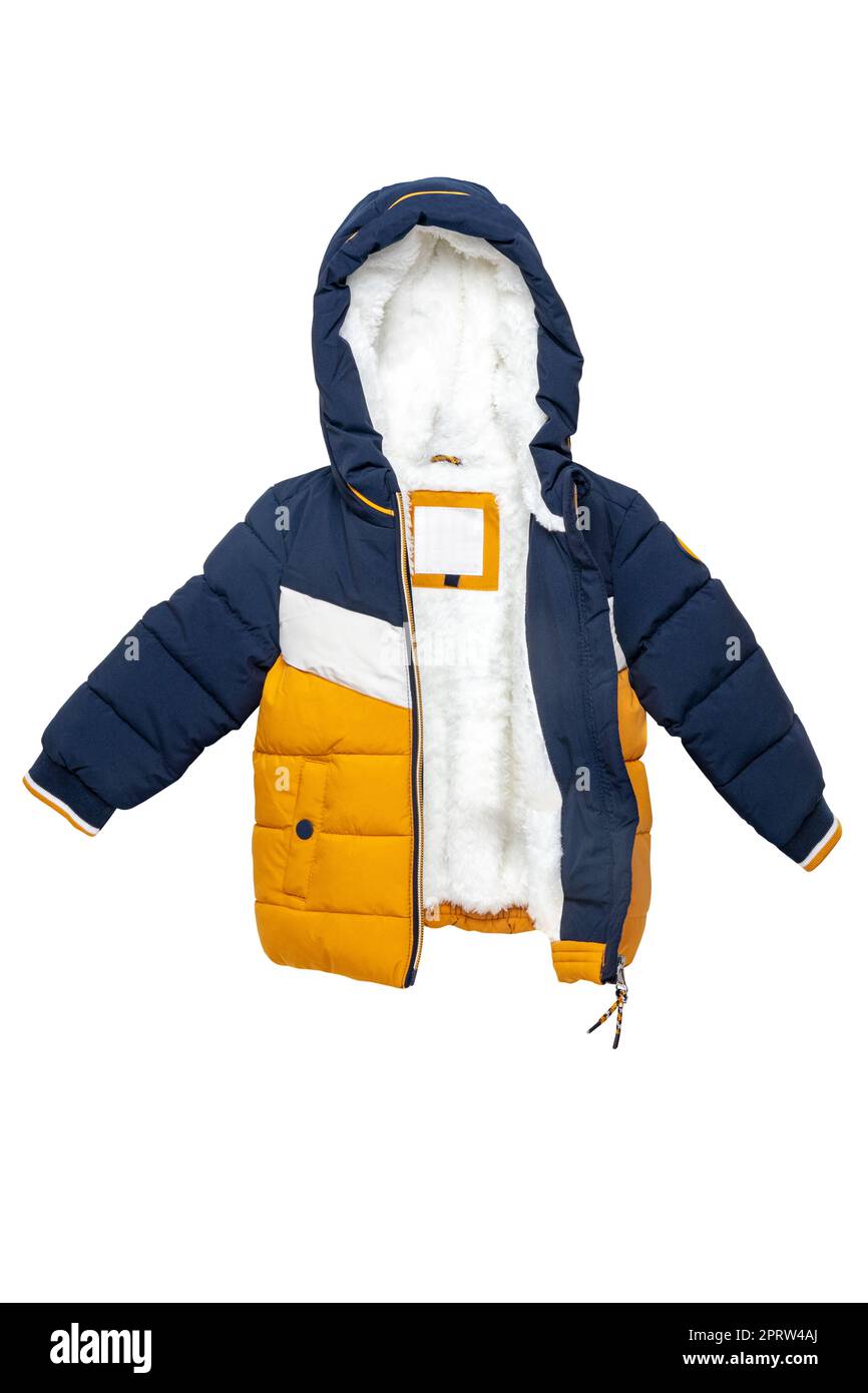 Winterjacke isoliert. Stilvolle blaue, gelbe, warme Winter-Daunenjacke für Kinder, isoliert auf weißem Hintergrund. Beschneidungspfad. Modische Kleidung für Frühling und Herbst. Stockfoto